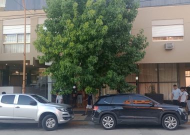Ese es el frente del hotel y la camioneta estacionada
